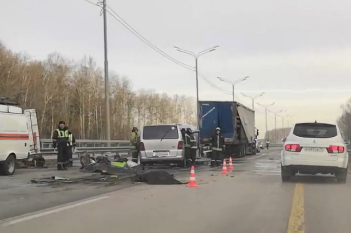 Mikroavtobus yük maşınına çırpıldı: 6 ölü, 2 yaralı - VİDEO