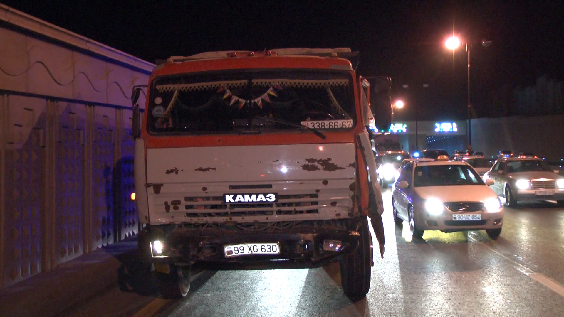 Bakıda tuneldə “KamAZ” 6 maşını əzdi - FOTO