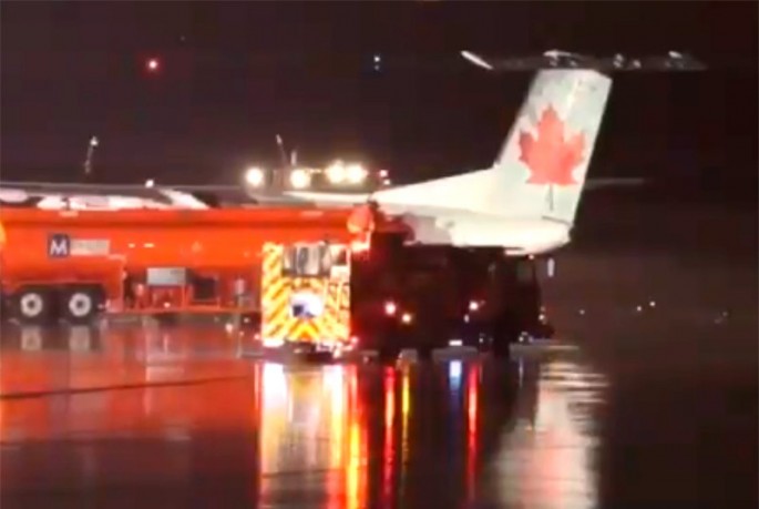 Sərnişin təyyarəsi yanacaq maşını ilə toqquşdu: 5 yaralı - VİDEO