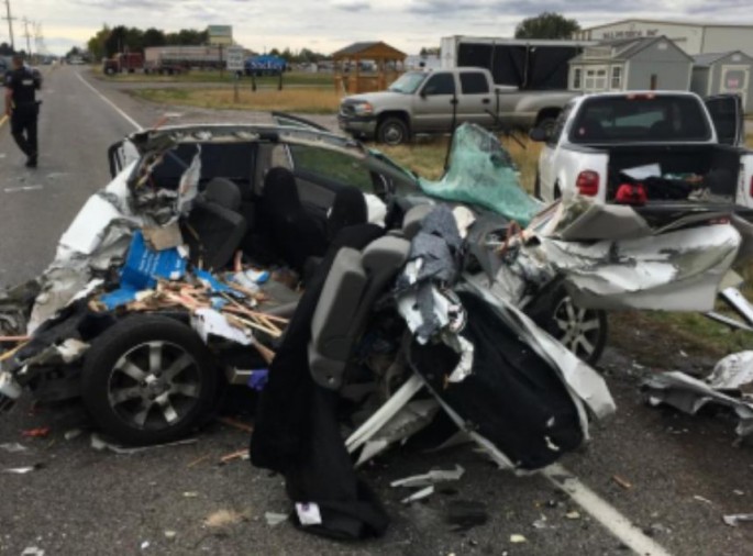 Yük maşını minik avtomobili ilə toqquşdu: 8 nəfər ölüb