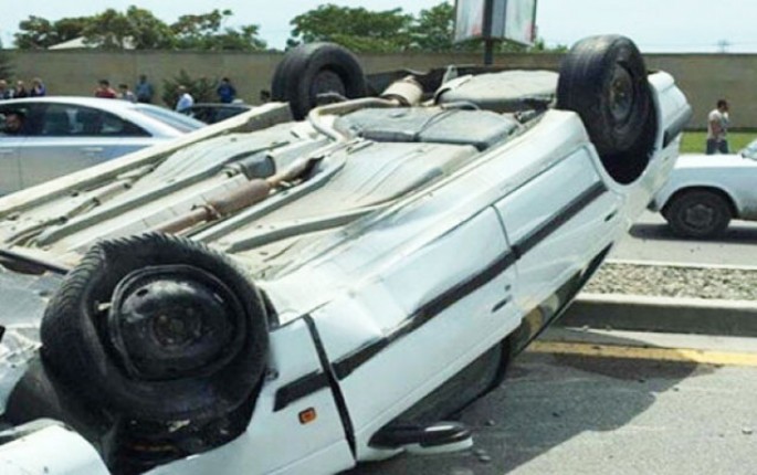 Maşını aşırdı, sərnişini ilə birgə öldü