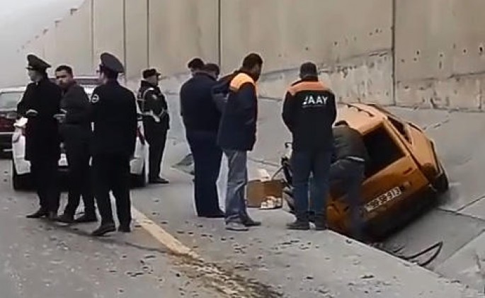 Dairəvi yolda aşan maşın tıxaca səbəb oldu - VİDEO