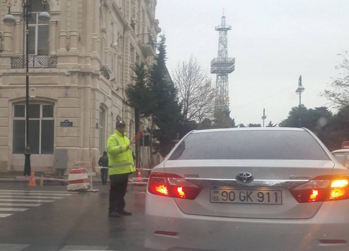 Birinin oduna hamısı yanan yol polisləri qarda-yağışda iş başında – FOTOLAR