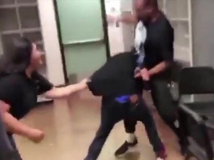 Müəllim şagirdi vəhşicəsinə döydü – VİDEO