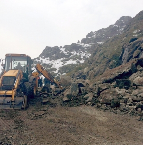Lerikdə dağ uçqunu: 150-dən artıq avtomobil yolda qalıb - FOTO