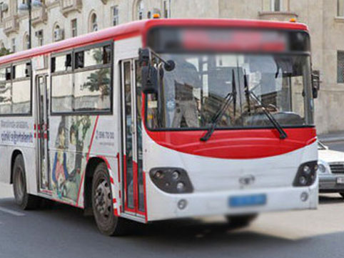 Avtobus gənc oğlanın ayağının üstündən keçdi