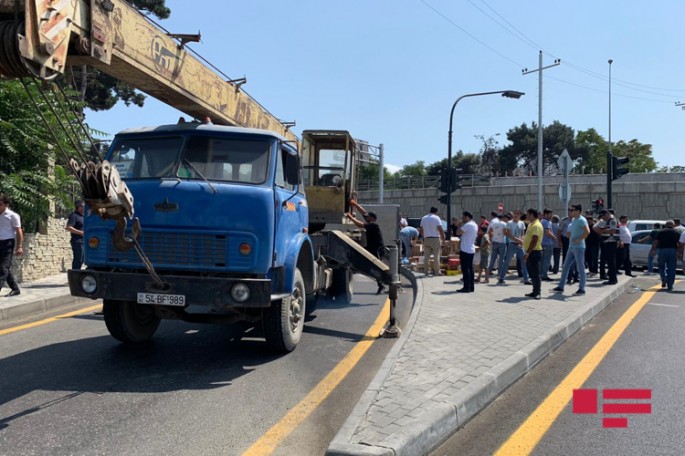 Bakıda yük avtomobili 3 maşını vurdu: daha sonra divara çırpılıb - FOTO