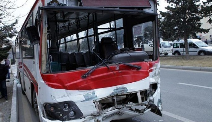 Avtobus dirəyə çırpıldı: ölən və yaralanan var