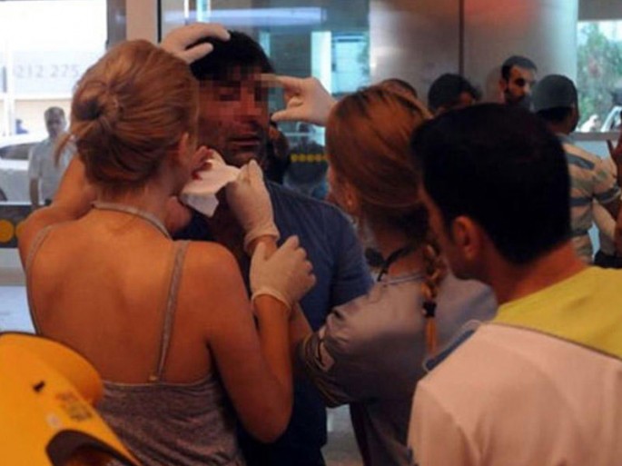 Hava limanında ara qarışdı: məmuru döydülər - VİDEO