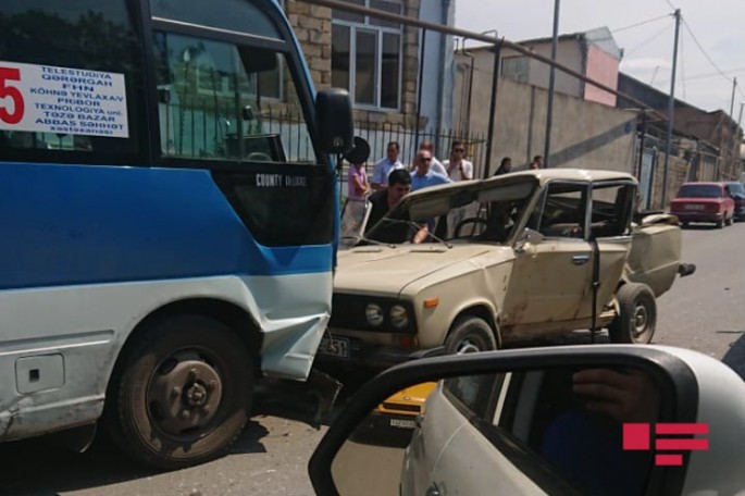 Gəncədə sərnişin avtobusu qəza törədib - FOTO