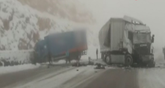 Yük maşını TIR-la toqquşdu: 2 nəfər xəsarət alıb – DƏHŞƏTLİ GÖRÜNTÜLƏR