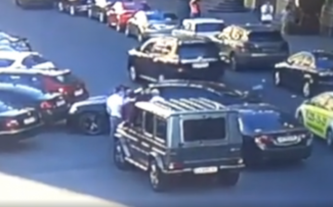 “Galendewagen”lə deputatın qarşısını kəsdi, çənəsini sındırıb Bakıya qaçdı – VİDEO