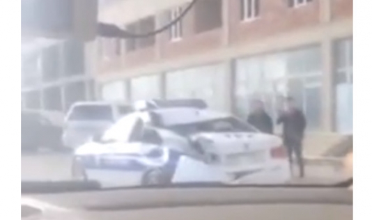 Yük avtomobili «saxla» işarəsi verən DYP maşınını arxadan vurdu - VİDEO