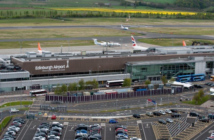 Edinburq aeroportunda elektrik kəsildi - Növbələr yaranıb