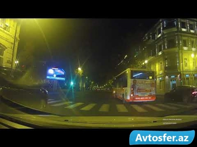 Avtobus sürücüləri qoçuluq edir – Qırmızıdan keçir, qapısı açıq sürür - VİDEO
