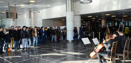 Bakı metrosunda sərnişinlər üçün canlı konsert - VİDEO