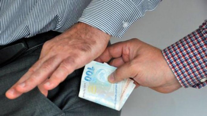 Rüşvətə görə həbs edilən icra nümayəndəsinin məhkəməsi başlayıb