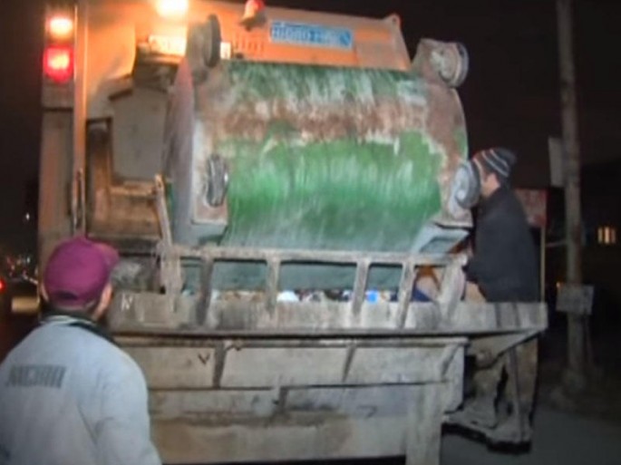 Çörəyi zibildən çıxanlar: “Çatdırmırıq deyə, bu vaxtlar çıxırıq” – VİDEO