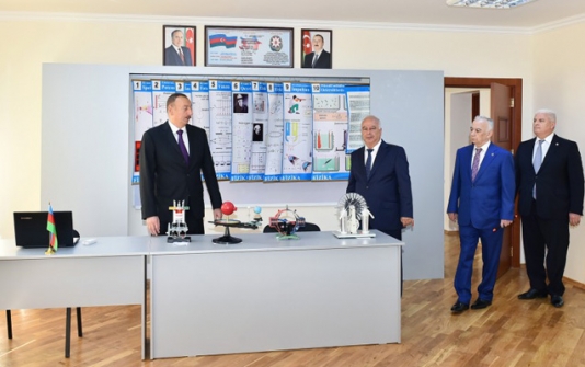 İlham Əliyev Bakıda iki məktəbə baş çəkib - FOTOLAR