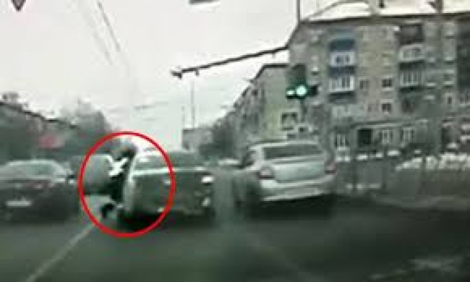 Sənədə görə polisi sürüyən şəxsi maşın vurdu - VİDEO