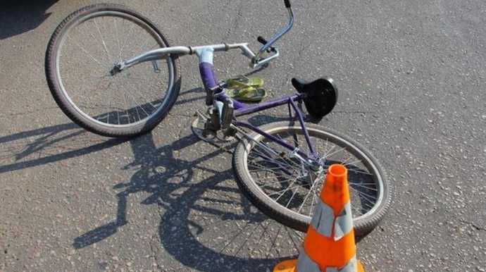 Sabirabadda avtomobil velosipedçini vurdu