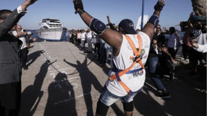 Misirli atlet 700 tonluq gəmini dişi ilə yerindən tərpətdi