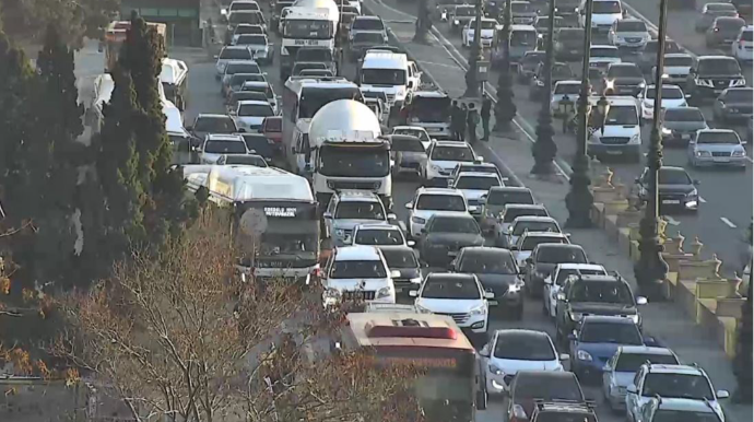 Yeni tədris ili köhnə problemlə gəldi - Bakı tıxacına necə əlac edək?