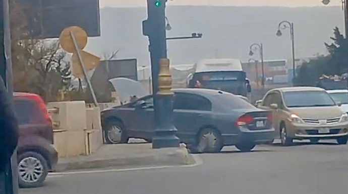 Lökbatanda idarəetmədən çıxan “Honda” hasara çırpıldı   - VİDEO