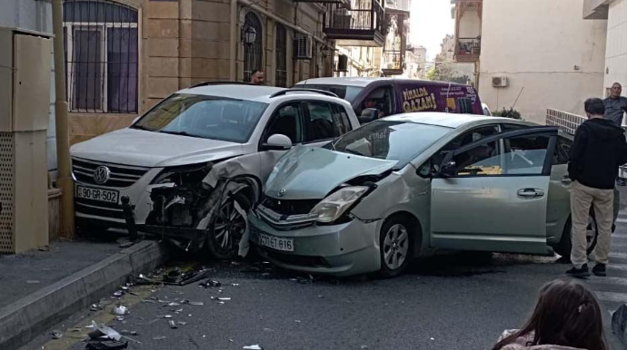 Paytaxtda "Prius" "Volkswagen"lə toqquşdu - FOTO 