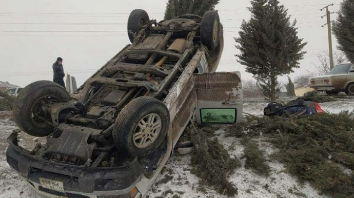 Автомобиль CBC TV перевернулся на заснеженной дороге  - ФОТО