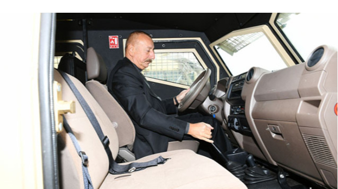 İlham Əliyev zirehli döyüş maşınını idarə etdi - VİDEO