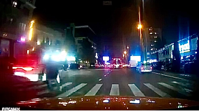 Keçiddə piyadaya yol verməyən sürücü az qala onu vuracaqdı   - ANBAAN VİDEO