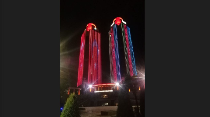 Ankarada əkiz qüllələr binası Azərbaycan bayrağına bürünüb 