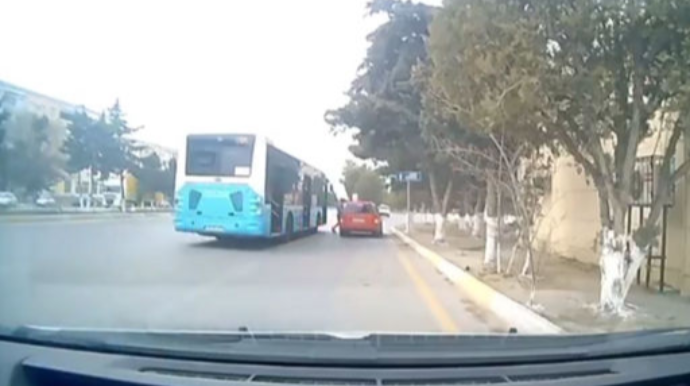 Avtobus sürücüsünün məsuliyyətsizliyi qəzaya səbəb oldu – VİDEO 