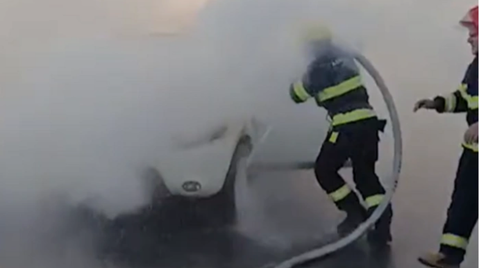 Salyanda avtomobil yandı - VİDEO