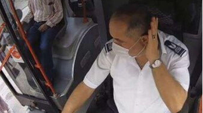 Sürücüdən NÜMUNƏVİ ADDIM:  İmtahana gecikən abituriyentlərə görə GÖRÜN NƏ ETDİ  - VİDEO