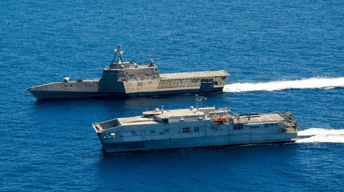 Fars körfəzində Amerika gəmiləri İran qayıqları ilə toqquşmadan yayınıb 