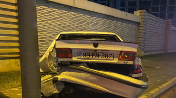 Bakıda maşın işıq dirəyinə çırpıldı, sürücü isə...   - FOTO