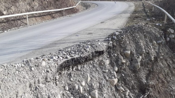 Şamaxıda sürüşmə - Yeni çəkilən yol dağıldı 