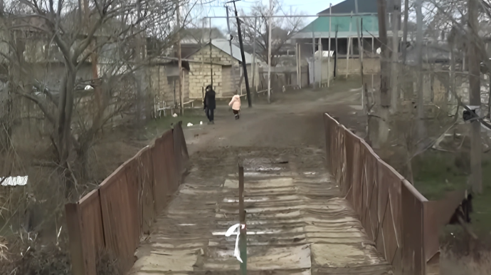 "Yükümüzü belimizdə daşıyırıq, təcili yardım maşını gələ bilmir" - Biləsuvar sakinlərindən şikayət  - VİDEO