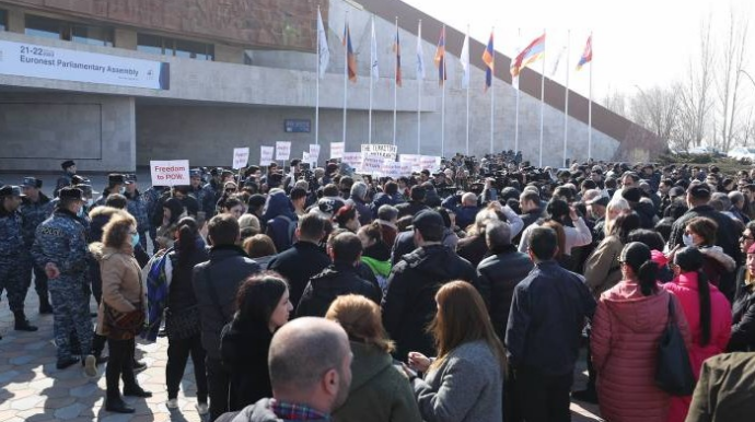 "Biz deyəndə ki, azərbaycanlılar İrəvana girəcək..." - Ermənistanda etiraz 