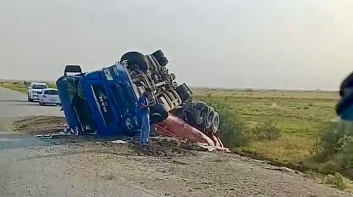 Hacıqabulda idarəetmədən çıxan yük maşını yol kənarına aşdı    - VİDEO