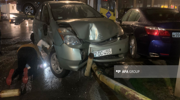 Bakıda "Prius" qaz borusuna çırpıldı, boru iki avtomobilin üzərinə düşdü   - FOTO