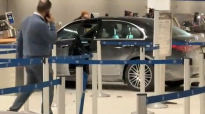 ABŞ-də avtomobil aeroportun girişinə çırpıldı - VİDEO