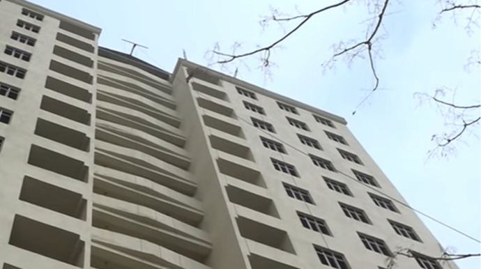 "Evimizi sökdülər, 10 ildir binanı təhvil vermirlər" - Sakinlər tikinti şirkətindən şikayət etdilər - VİDEO