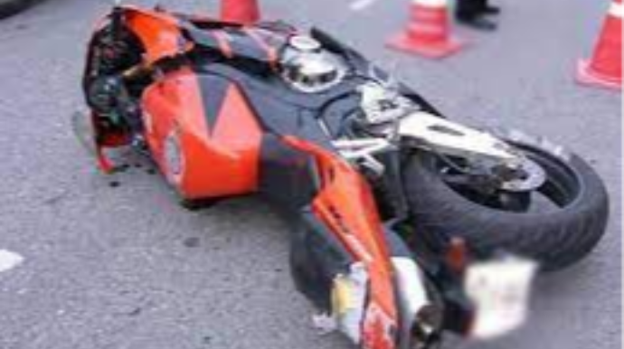 Bakıda motosikletlə avtomobil toqquşdu, yaralı var 