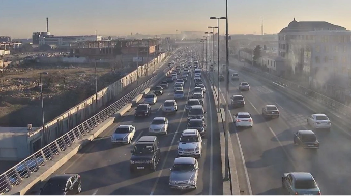 Paytaxt yollarında tıxac var - SİYAHI   - FOTO