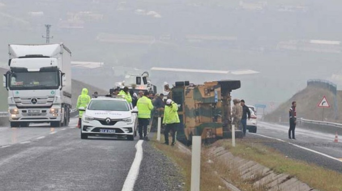 Türkiyədə zirehli avtomobil aşıb, 6 hərbçi yaralanıb 