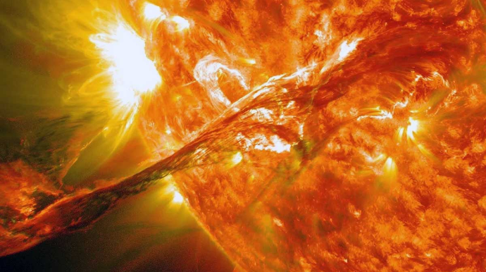Günəşdə iki partlayış baş verib 