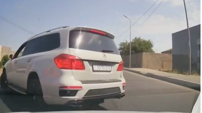 Yolun ortasında "hoqqa verən"  sürücü  - VİDEO